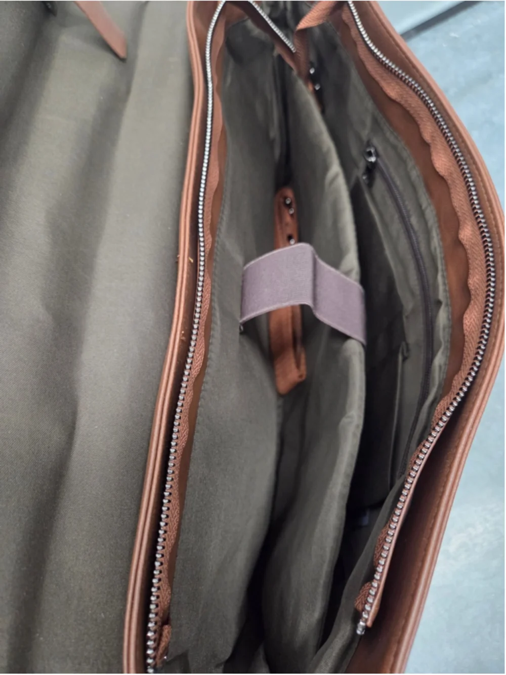 Seyfocnia sleek tan